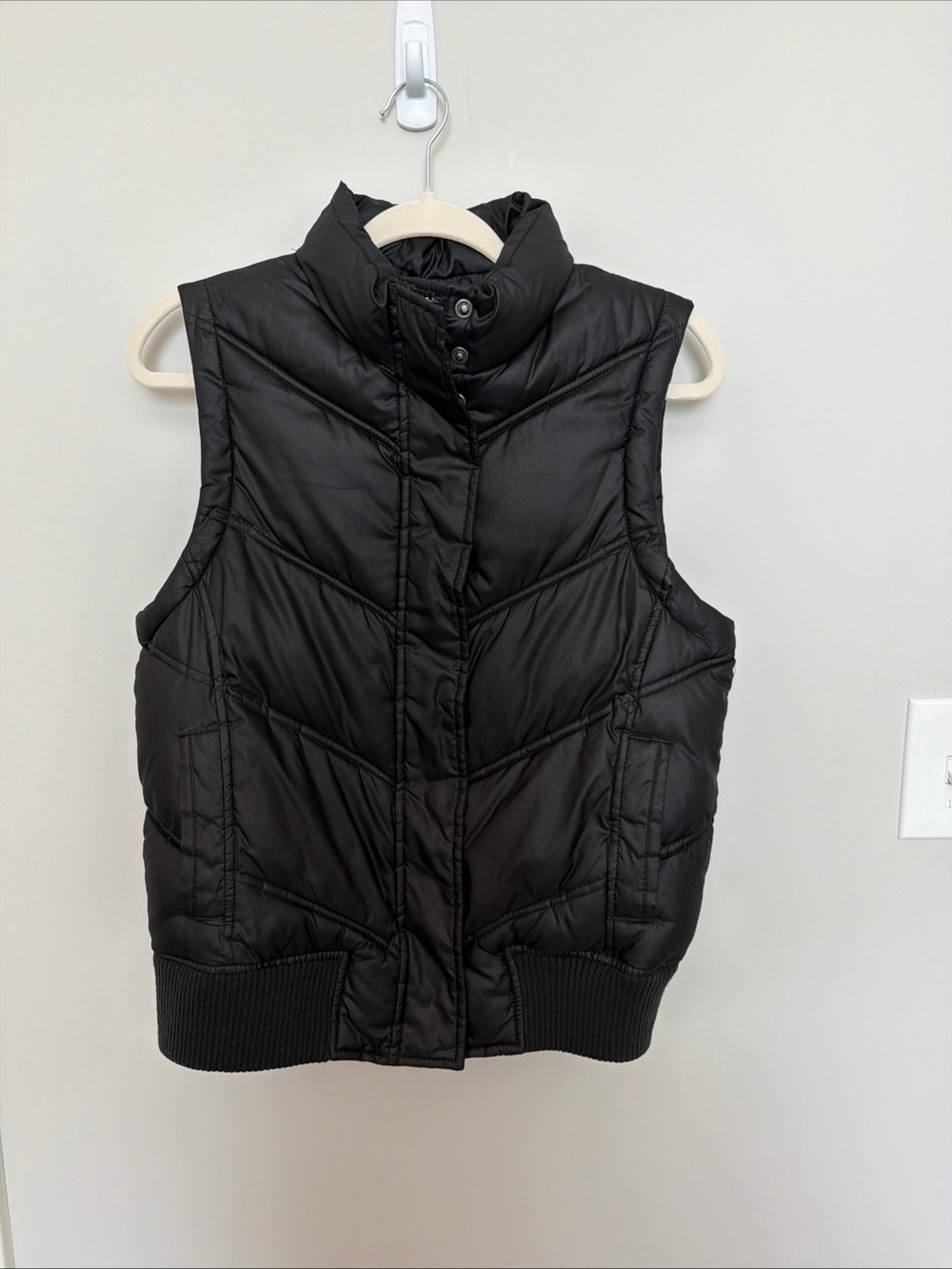 Gap- Black Quilted Puffer Vest - Women, size medium